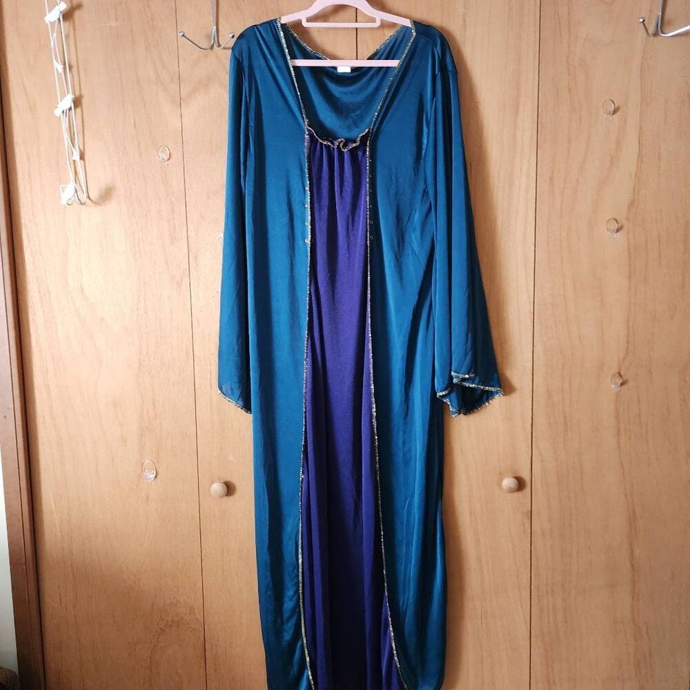 Renaissance Pullover Style Dress and Hat with Accesories